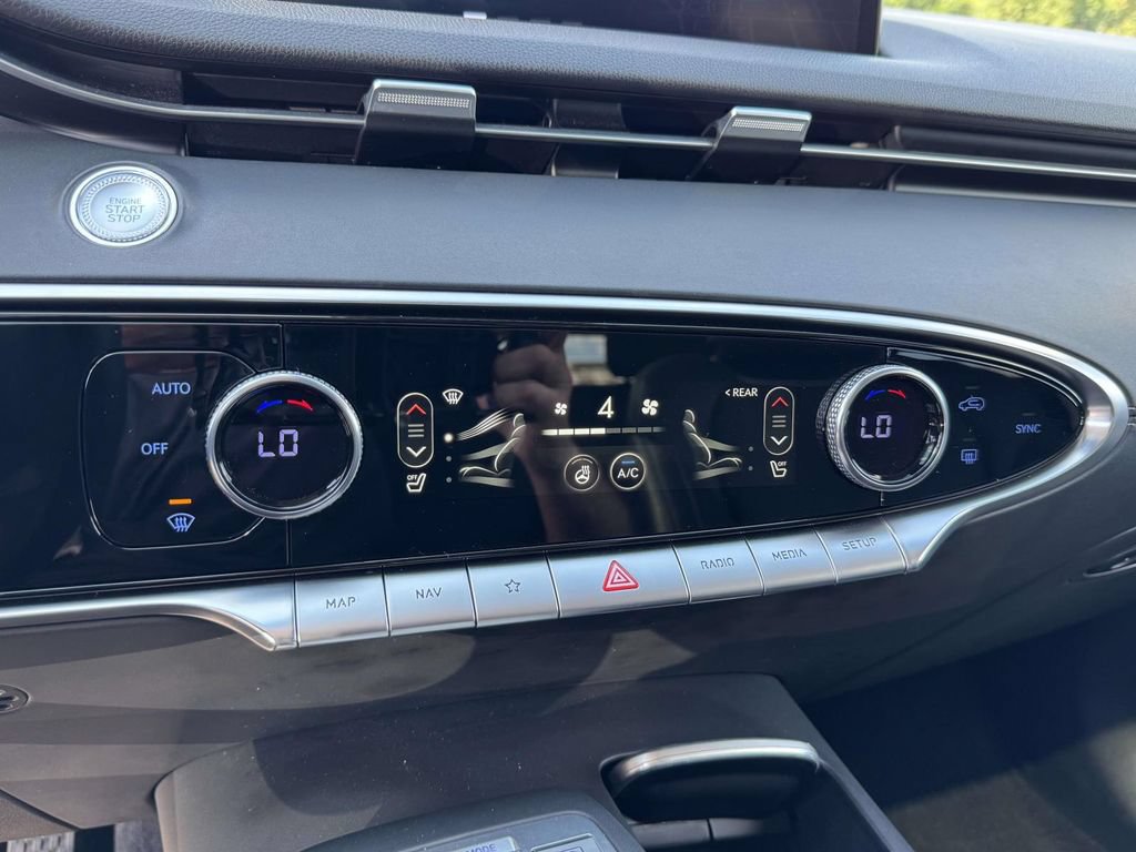 Certified 2024 Genesis GV70 2.5T w/ Select Package AWD/4WD image 30