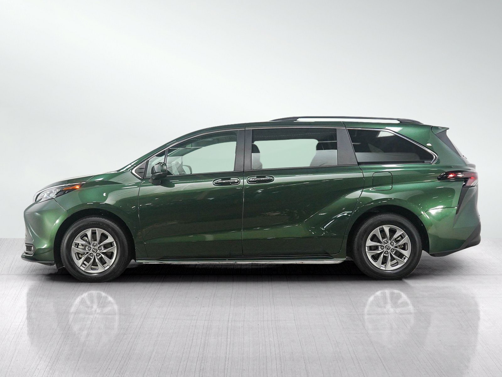 Used 2025 Toyota Sienna XLE w/ XLE Plus Package AWD/4WD image 2
