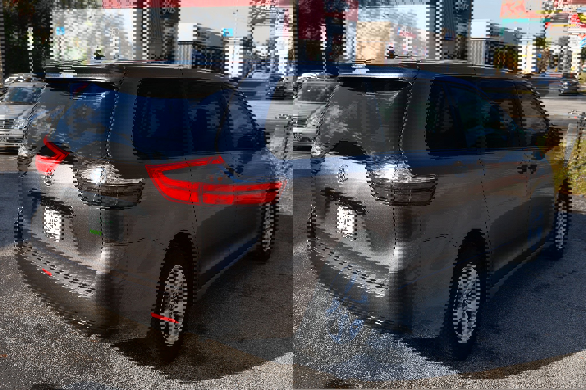 Used 2019 Toyota Sienna L image 16