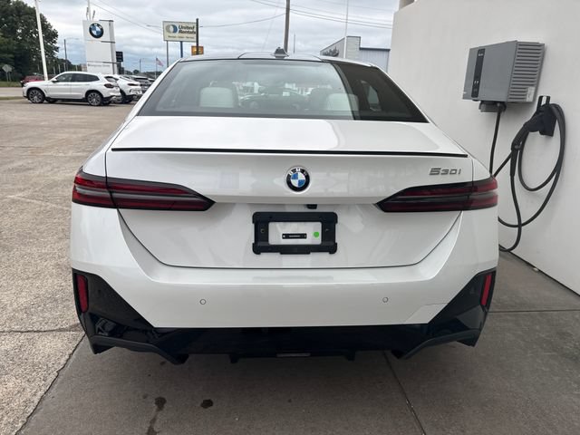 Used 2024 BMW 530i w/ Executive Package RWD image 4