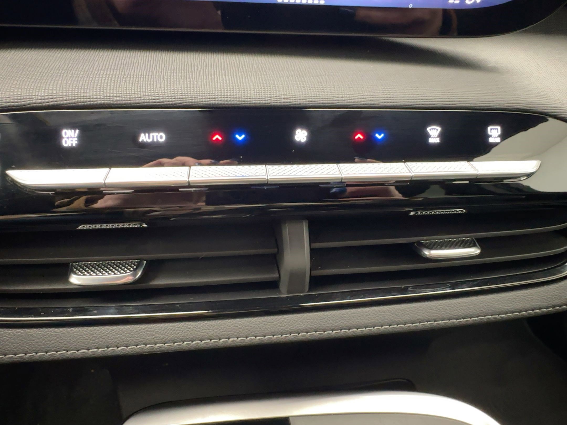 Used 2025 Buick Enclave Sport Touring image 18