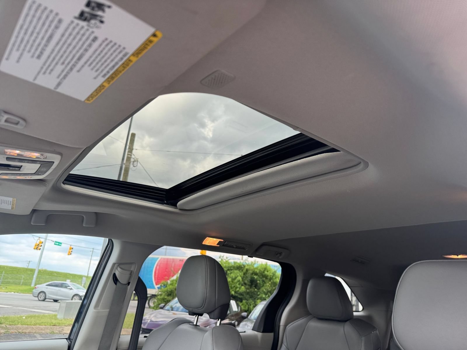 Used 2024 Toyota Sienna XLE FWD image 29