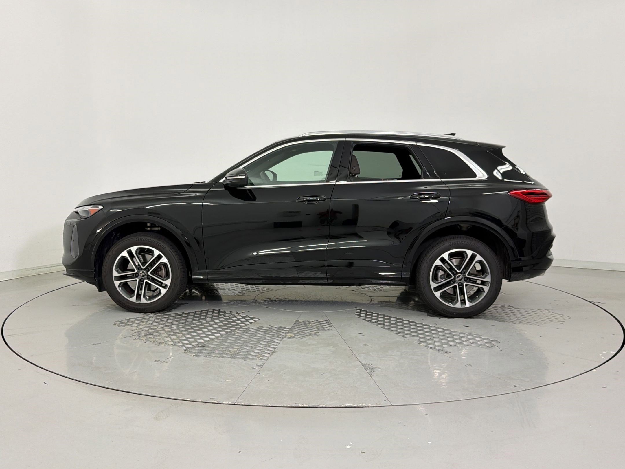 Used 2025 Audi Q5 Premium w/ Convenience Package AWD/4WD image 2