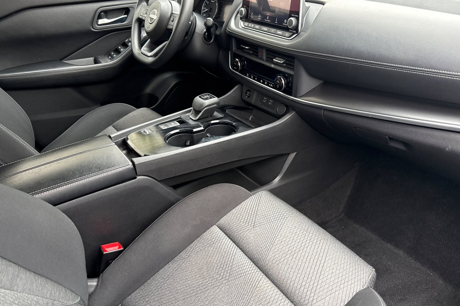 Used 2024 Nissan Rogue SV image 19