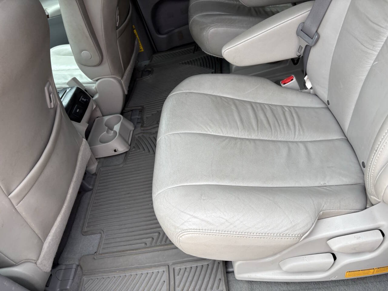 Used 2011 Toyota Sienna XLE w/ Entertainment Pkg FWD image 19