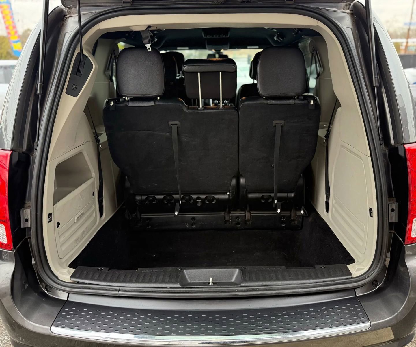 Used 2019 Dodge Grand Caravan SXT image 13