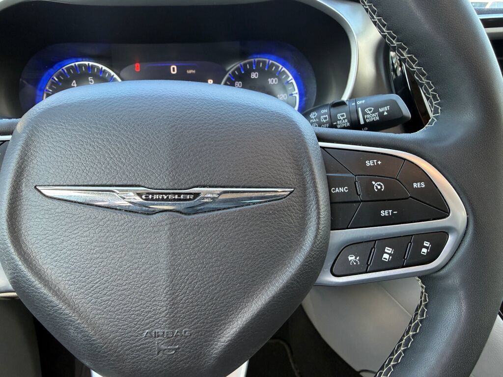 Used 2024 Chrysler Pacifica Touring-L FWD image 20
