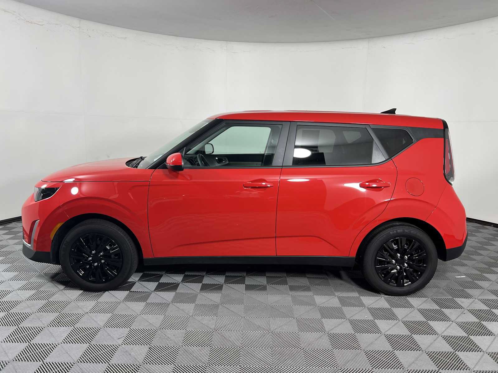 Used 2023 Kia Soul LX FWD image 4