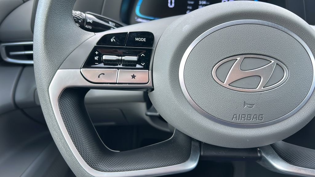 Certified 2025 Hyundai Elantra SE image 24