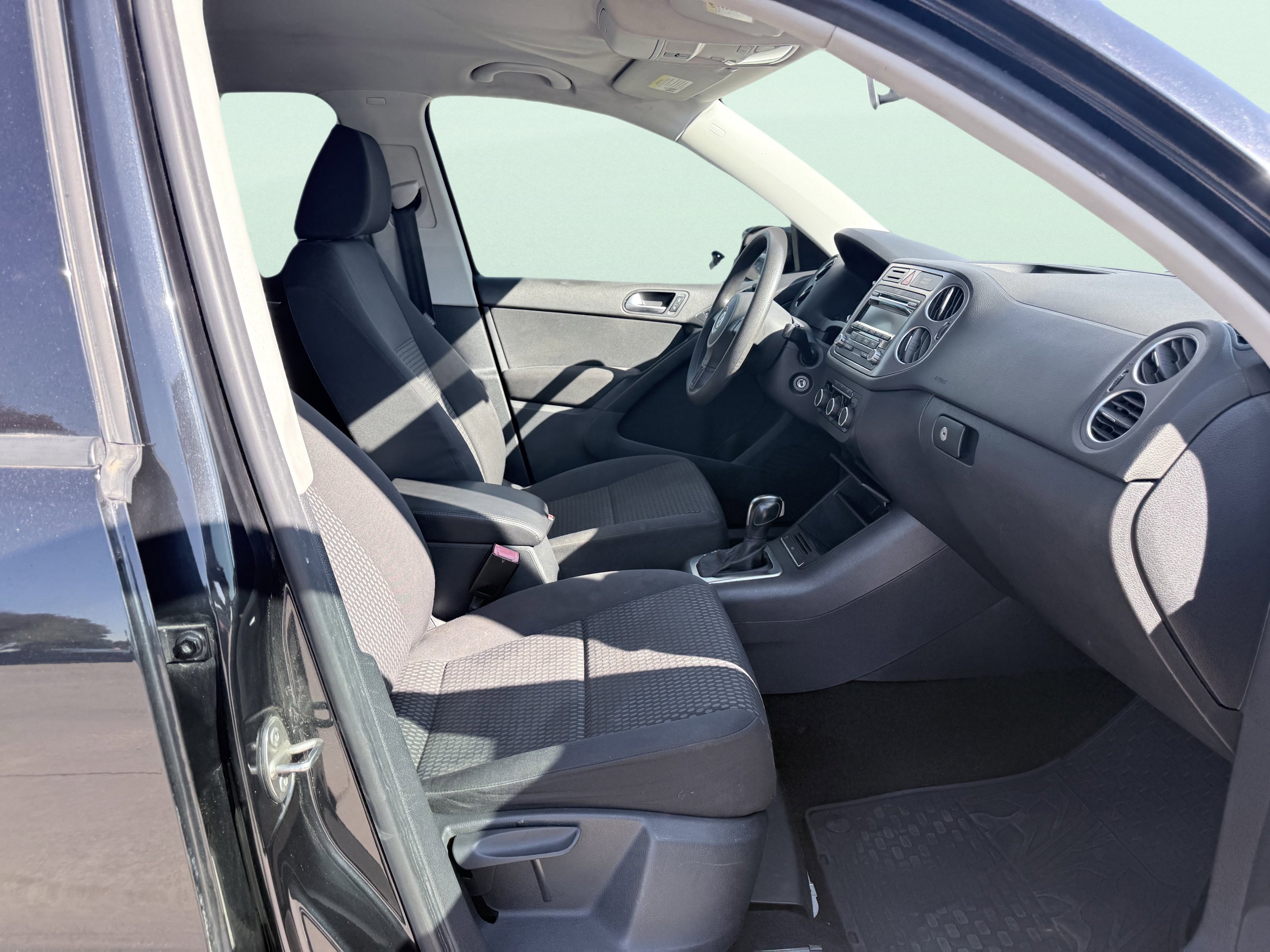 Used 2011 Volkswagen Tiguan S image 41