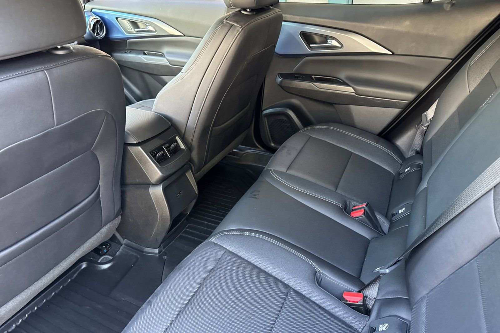 Used 2025 Chevrolet Equinox EV LT w/ Convenience Package FWD image 15