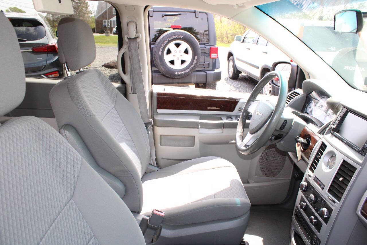 Used 2010 Chrysler Town & Country Touring w/ Entertainment Group #2 FWD image 11