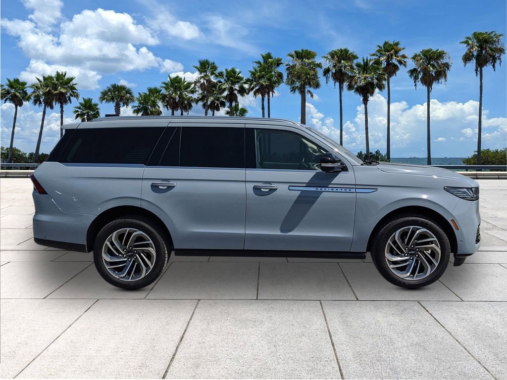 Used 2025 Lincoln Navigator Reserve image 8
