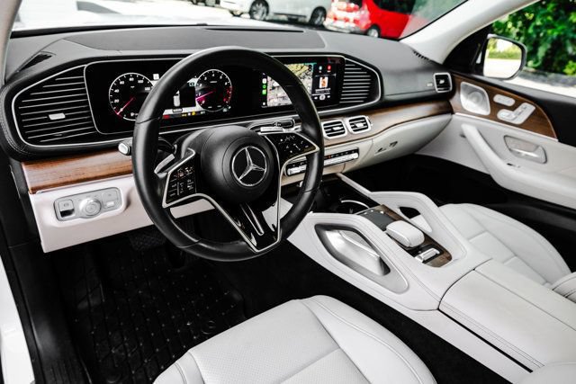 Used 2024 Mercedes-Benz GLS 450 4MATIC image 18