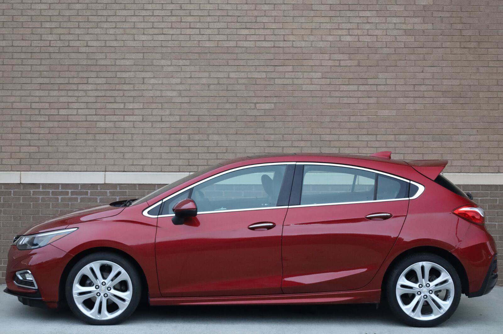 Used 2018 Chevrolet Cruze Premier FWD image 3