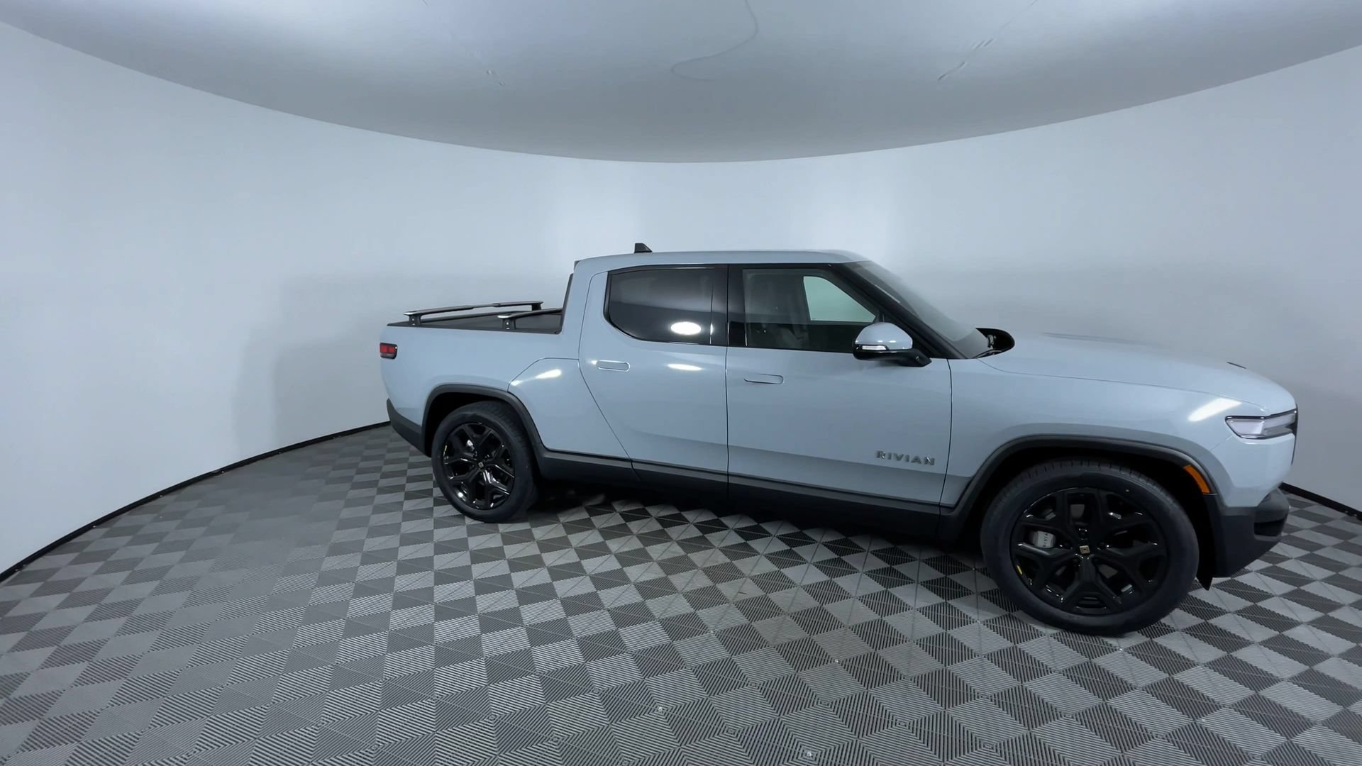 Used 2025 Rivian R1T Adventure Dual AWD/4WD image 2