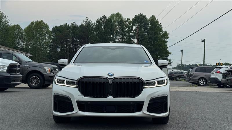 Used 2022 BMW 740i w/ M Sport Package RWD image 3