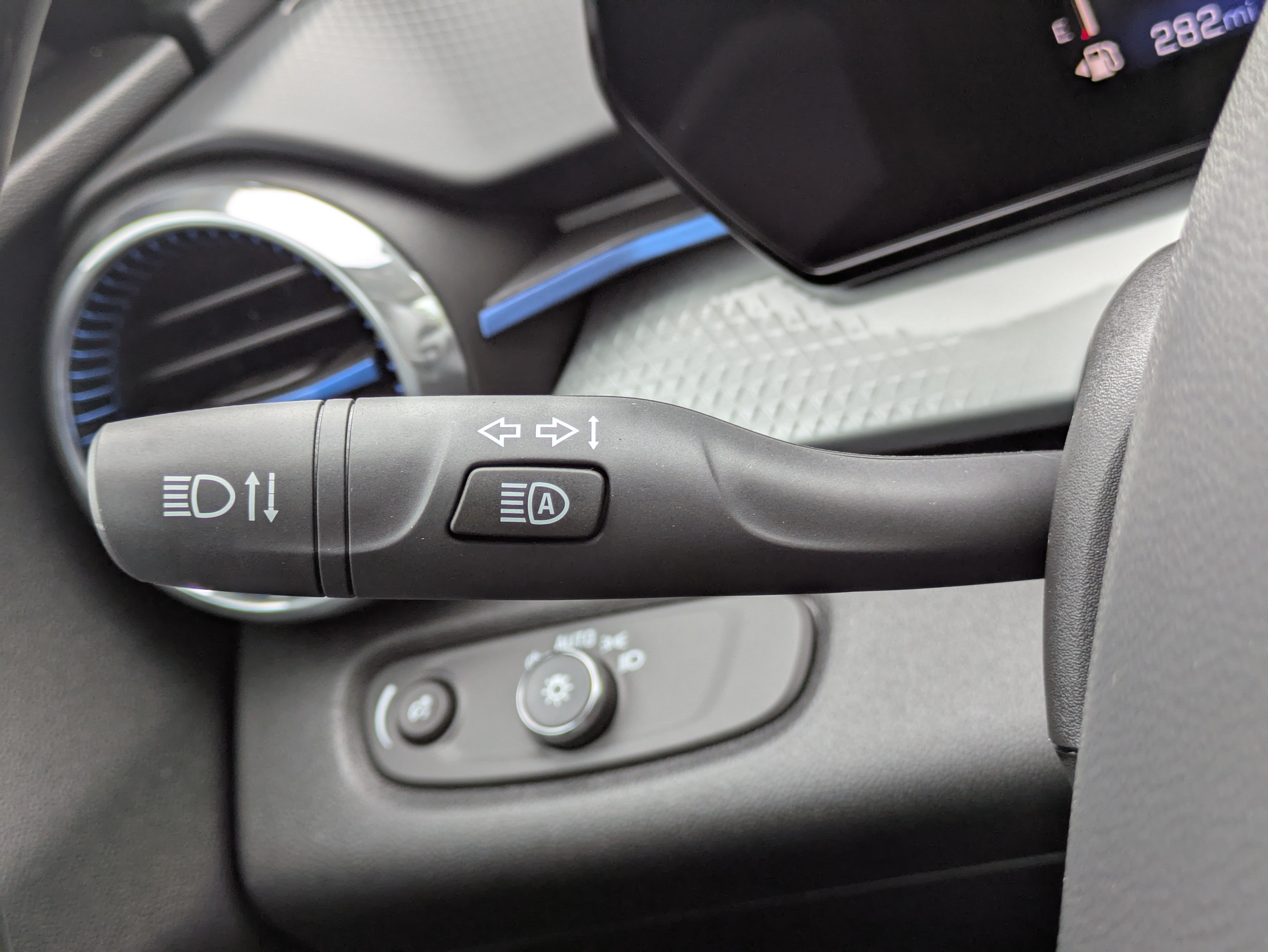 New 2026 Chevrolet Trax LT w/ Sunroof Package FWD image 18