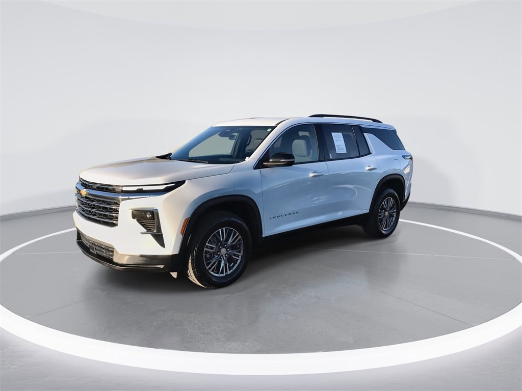 Used 2025 Chevrolet Traverse LT image 4