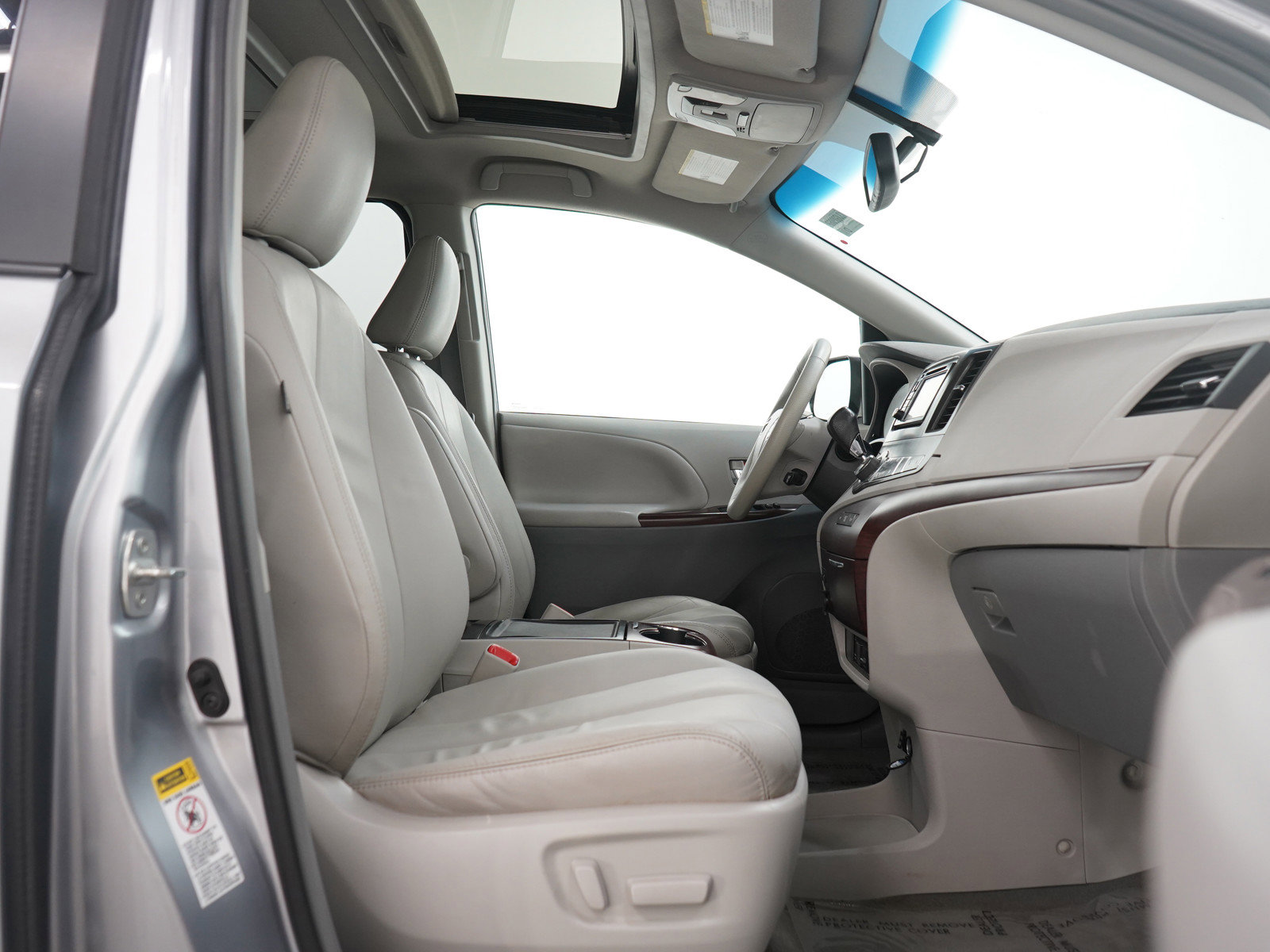 Used 2013 Toyota Sienna XLE w/ Entertainment Pkg FWD image 11