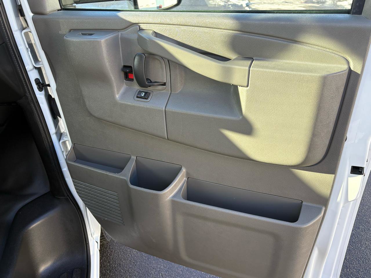Used 2023 GMC Savana 3500 Extended w/ Power Convenience Package RWD image 17