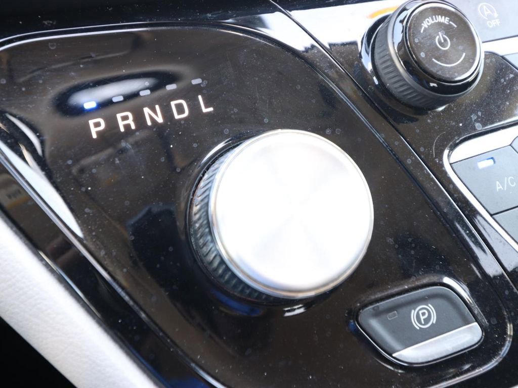 Used 2023 Chrysler Voyager LX image 21