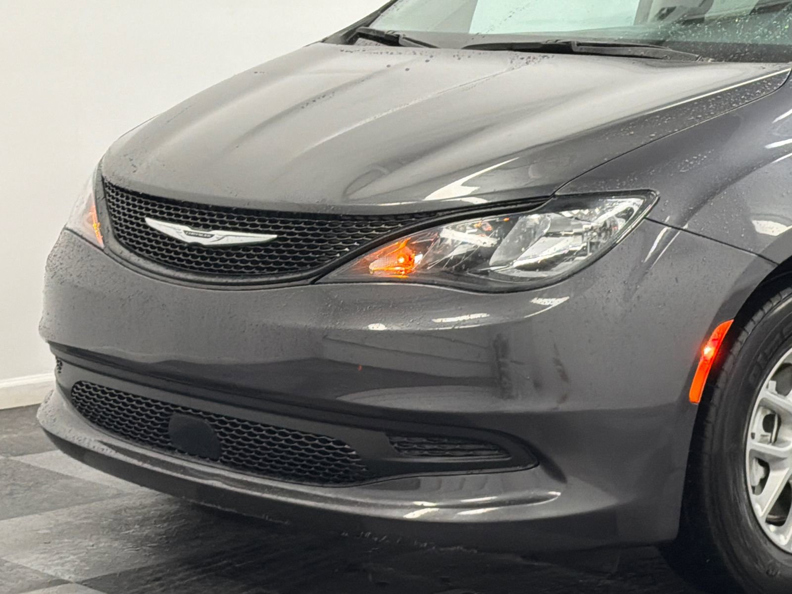 Used 2022 Chrysler Voyager LX image 2