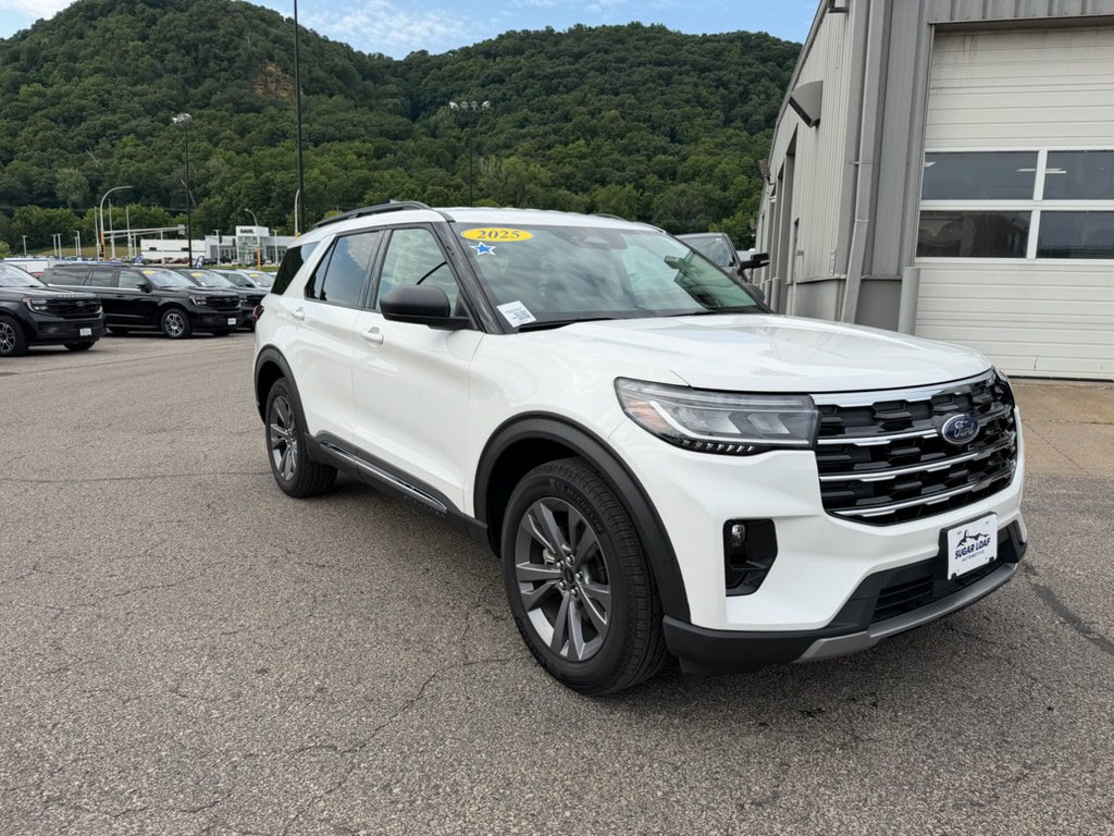 Used 2025 Ford Explorer Active w/ Active Comfort Package AWD/4WD image 3