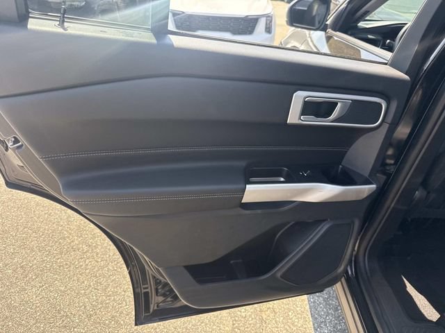 Used 2023 Ford Explorer XLT w/ Equipment Group 202A AWD/4WD image 18