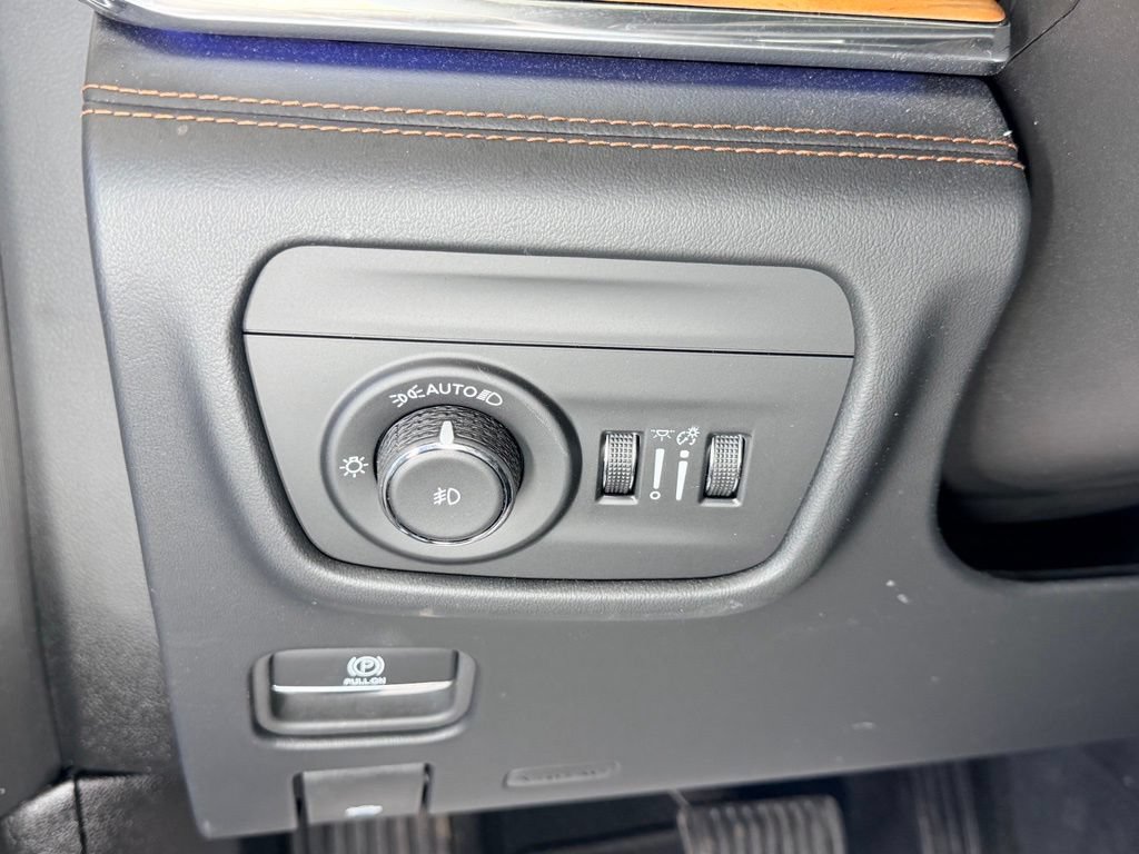 Used 2024 Jeep Grand Cherokee Summit AWD/4WD image 17