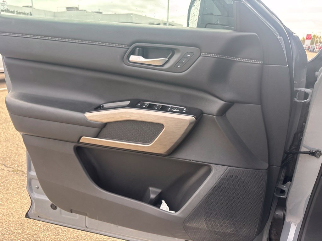 Used 2023 Nissan Pathfinder Platinum AWD/4WD image 18