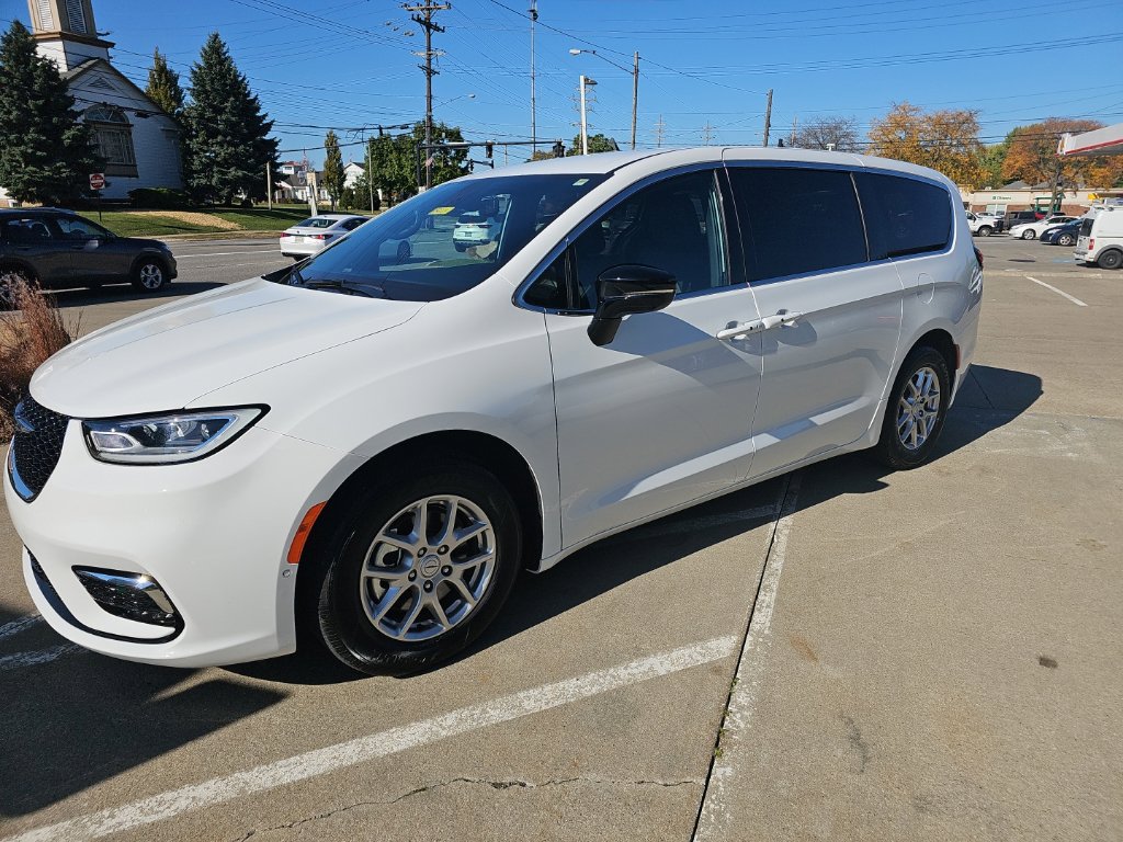 Certified 2026 Chrysler Pacifica Select FWD image 8