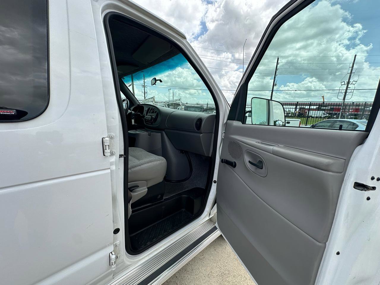 Used 2000 Ford E-350 and Econoline 350 Super Duty RWD image 40