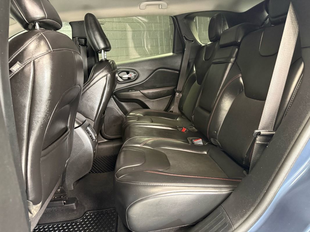 Used 2019 Jeep Cherokee Trailhawk w/ Cold Weather Group AWD/4WD image 14