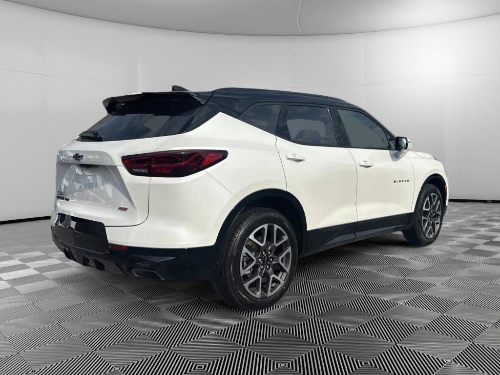 Certified 2023 Chevrolet Blazer RS w/ Driver Confidence II Package image 4