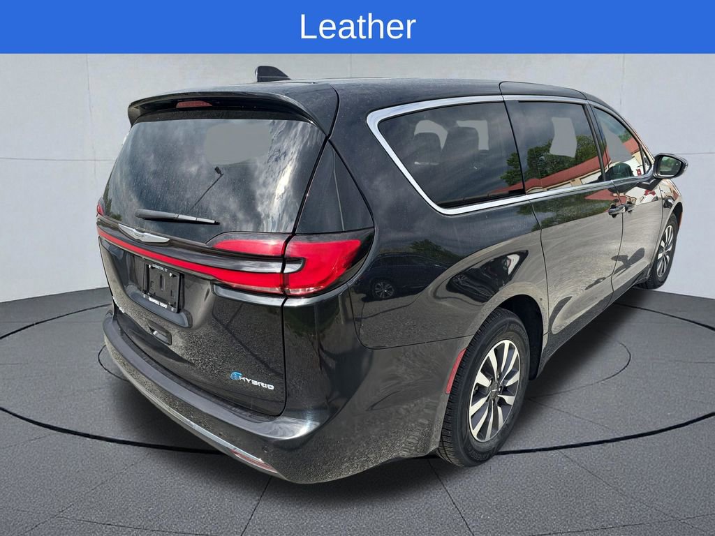 Used 2023 Chrysler Pacifica Touring-L image 6