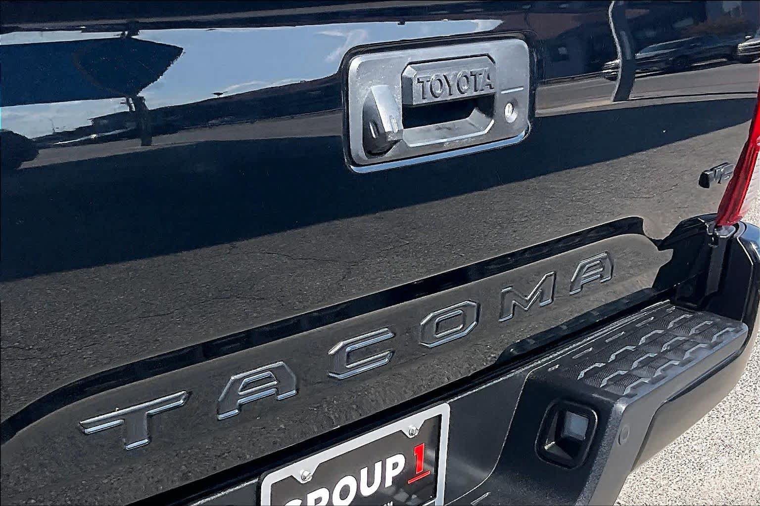 Used 2018 Toyota Tacoma TRD Sport w/ Technology Package AWD/4WD image 32