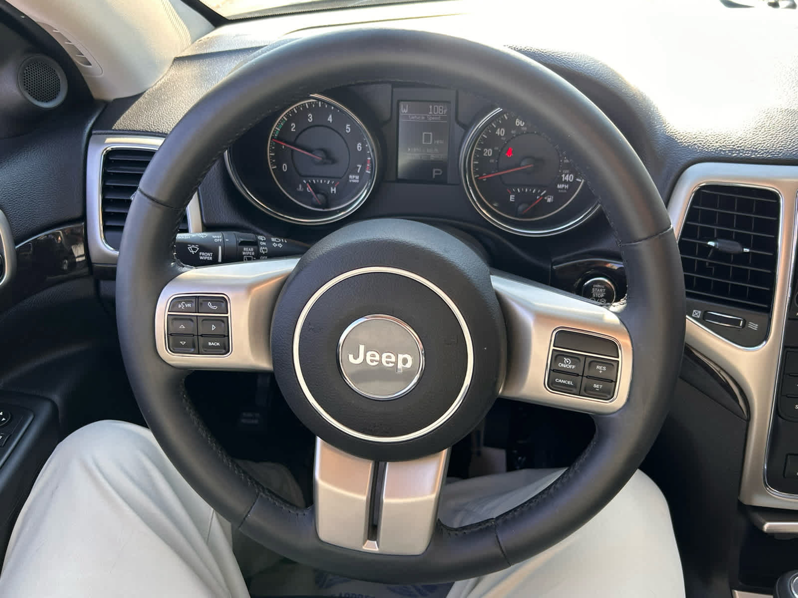 Used 2013 Jeep Grand Cherokee Laredo AWD/4WD image 16