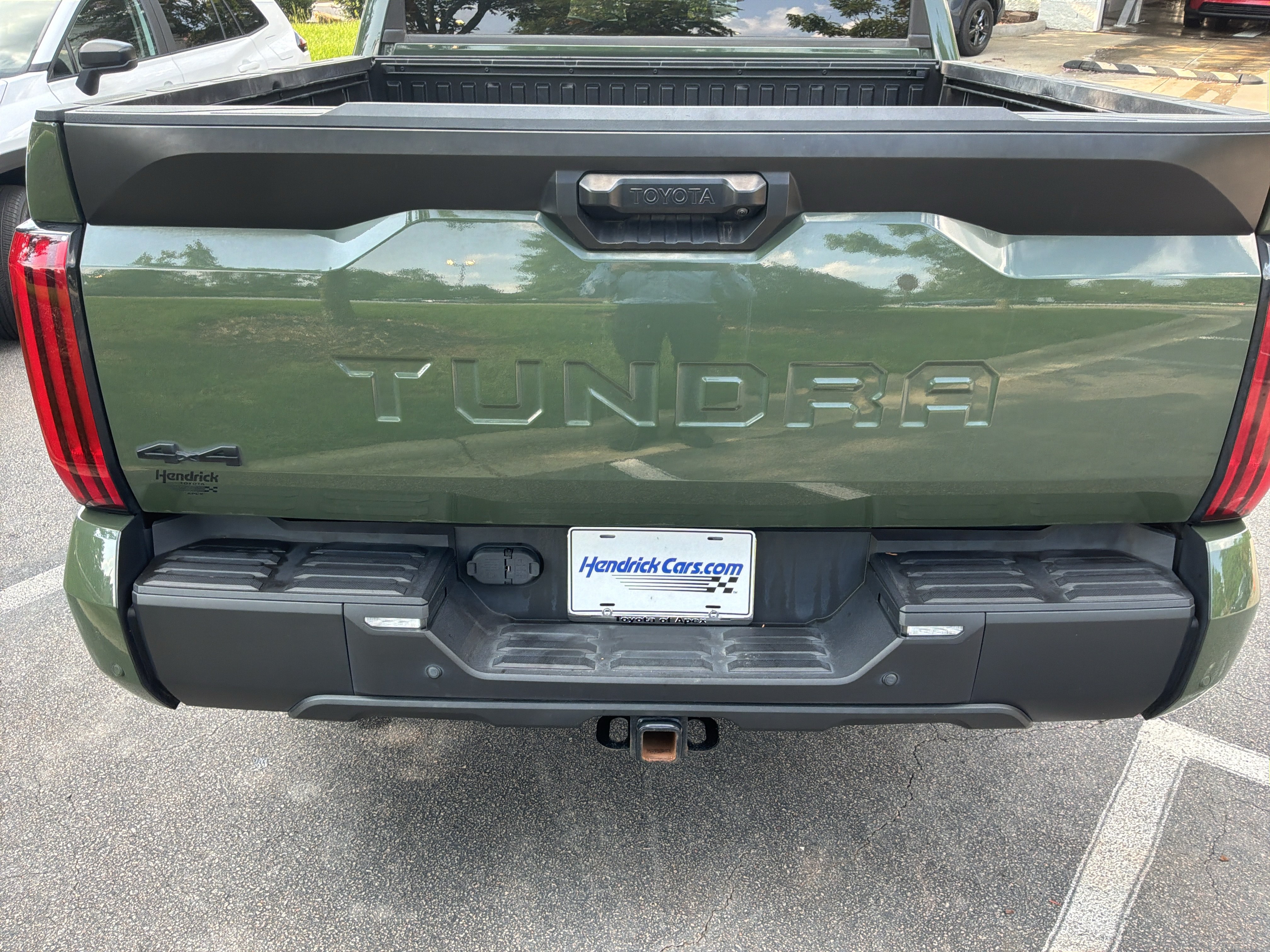 Used 2022 Toyota Tundra SR5 w/ SR5 Convenience Package AWD/4WD image 9