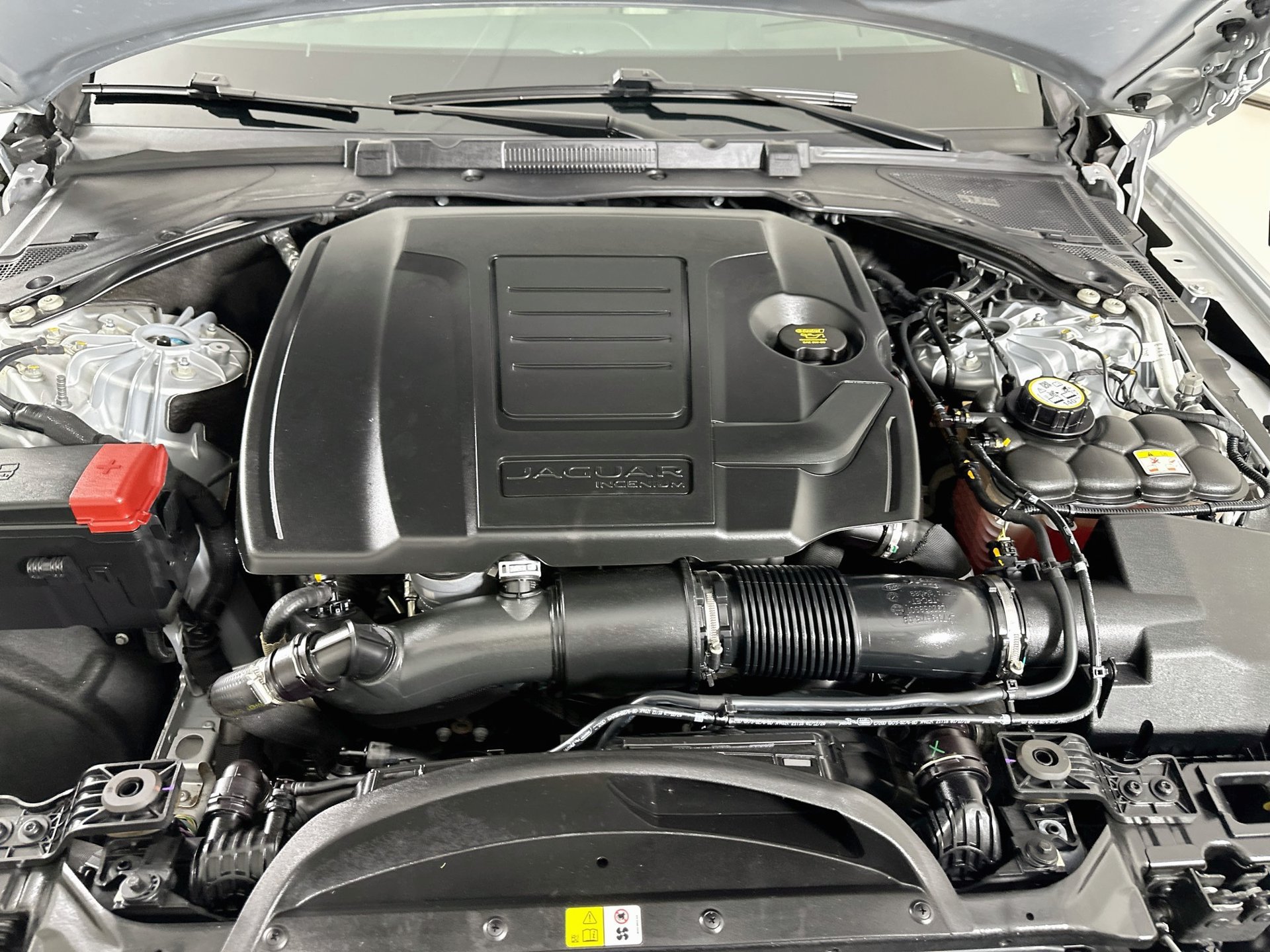 Used 2021 Jaguar XF SE RWD image 31