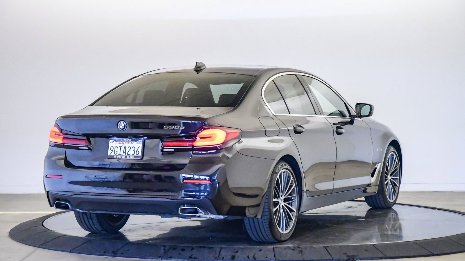 Certified 2023 BMW 530e w/ Premium Package image 5