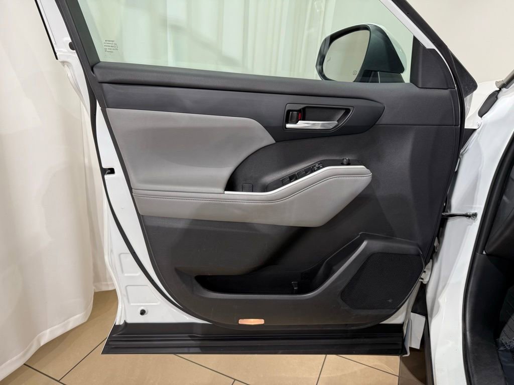 Used 2022 Toyota Highlander XLE image 15