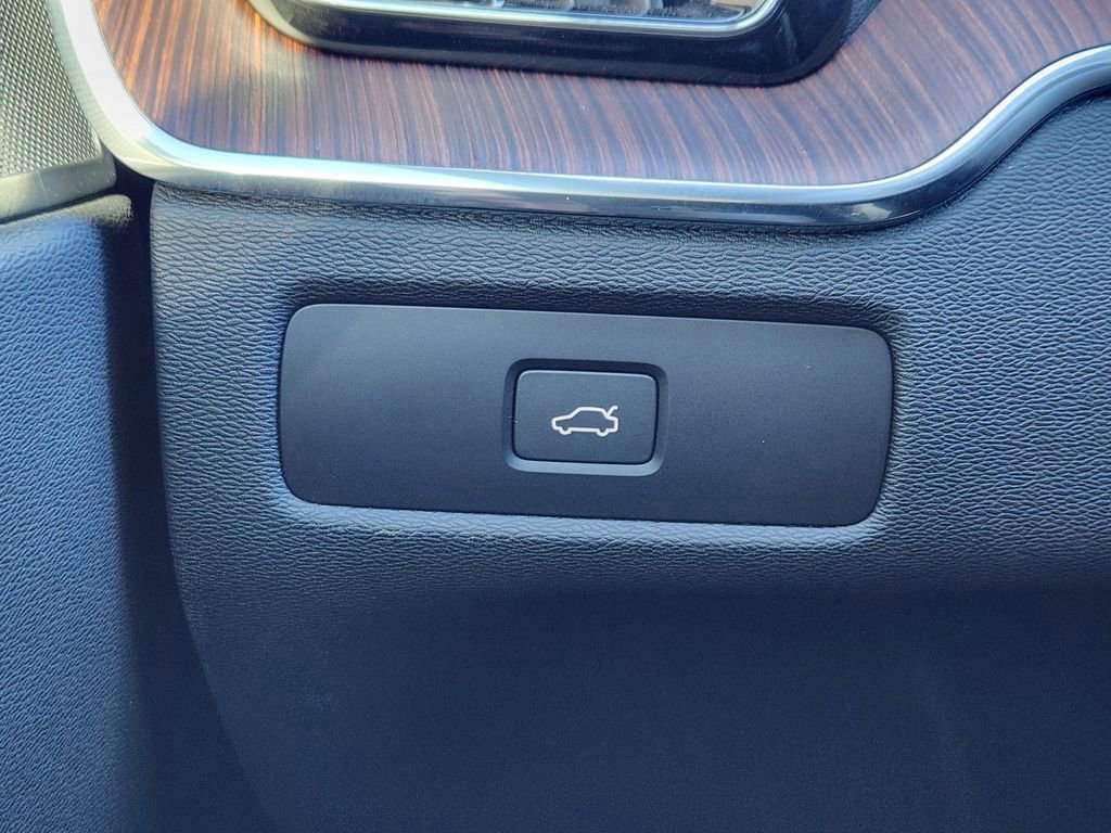 Used 2023 Volvo XC60 B5 Plus image 15