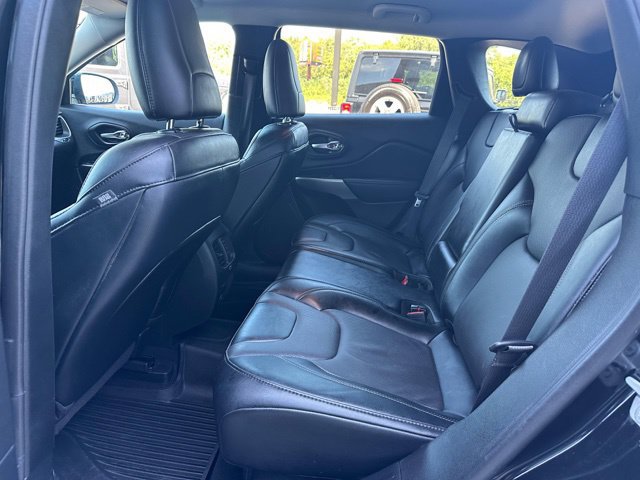 Used 2022 Jeep Cherokee Latitude Lux w/ Mopar Interior Package AWD/4WD image 11