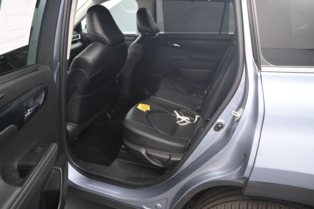 Used 2022 Toyota Highlander XLE AWD/4WD image 18