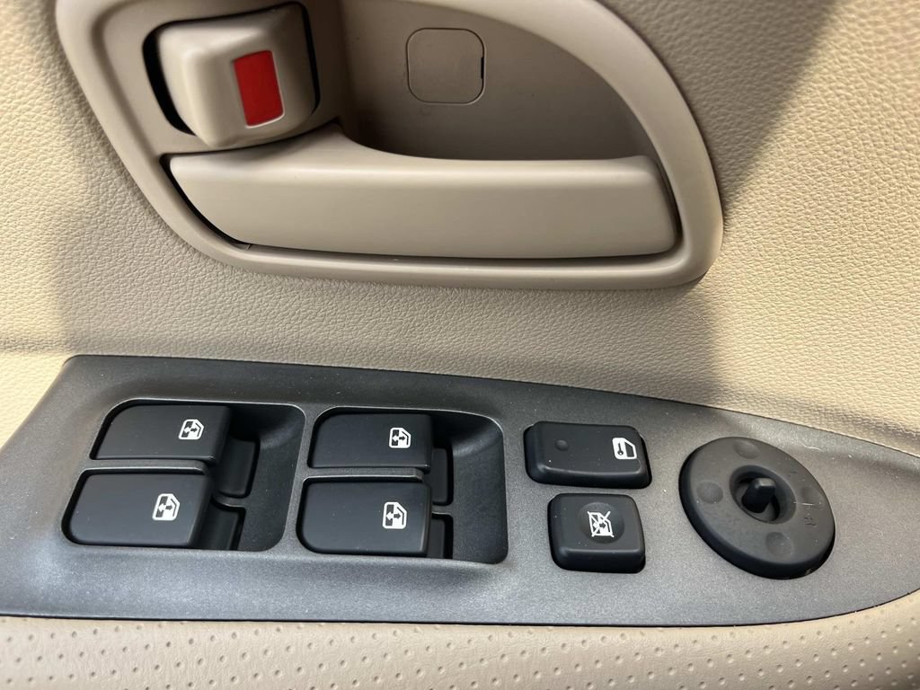 Used 2009 Kia Rondo LX FWD image 26