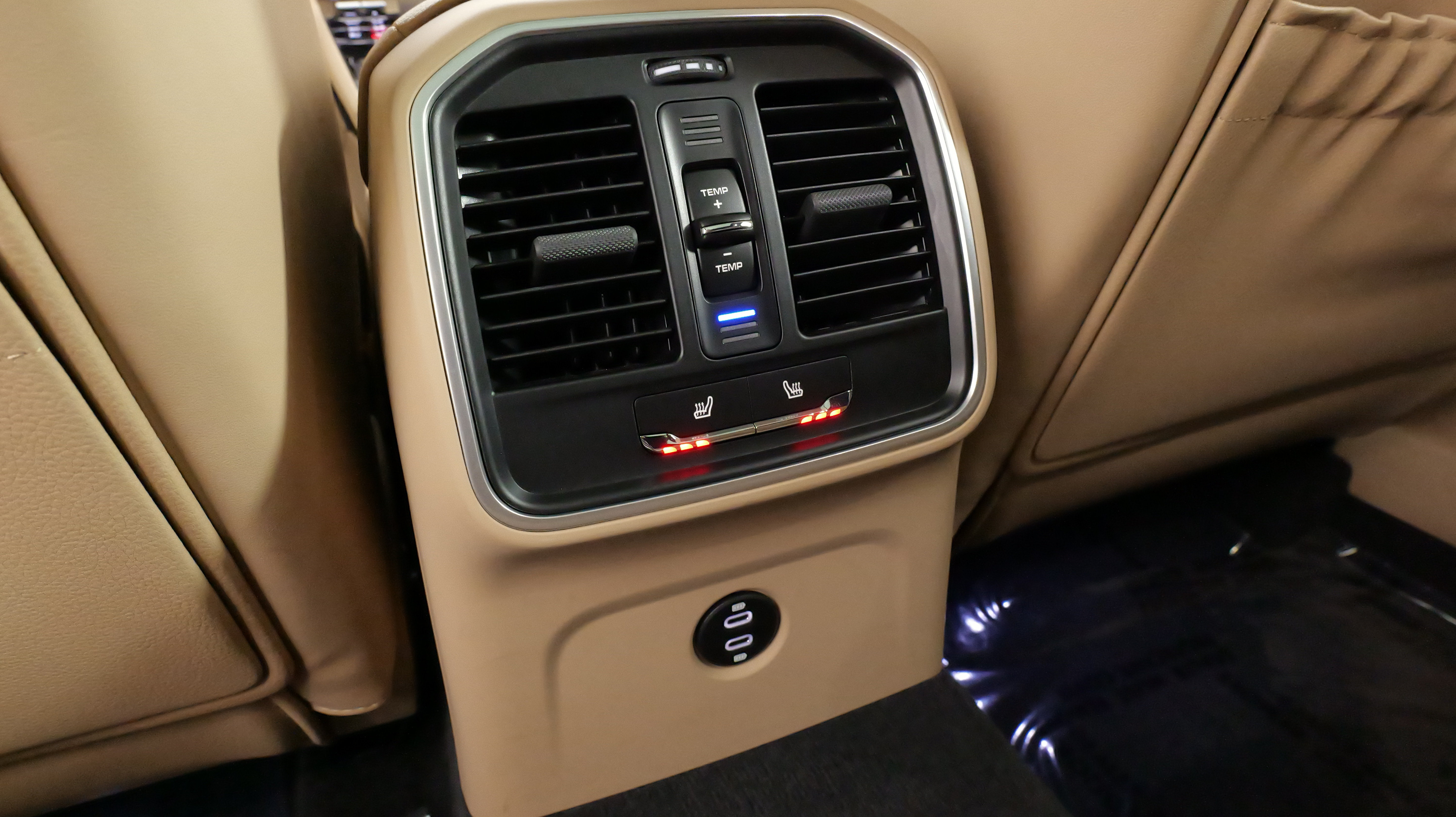 Used 2025 Porsche Macan AWD/4WD image 37