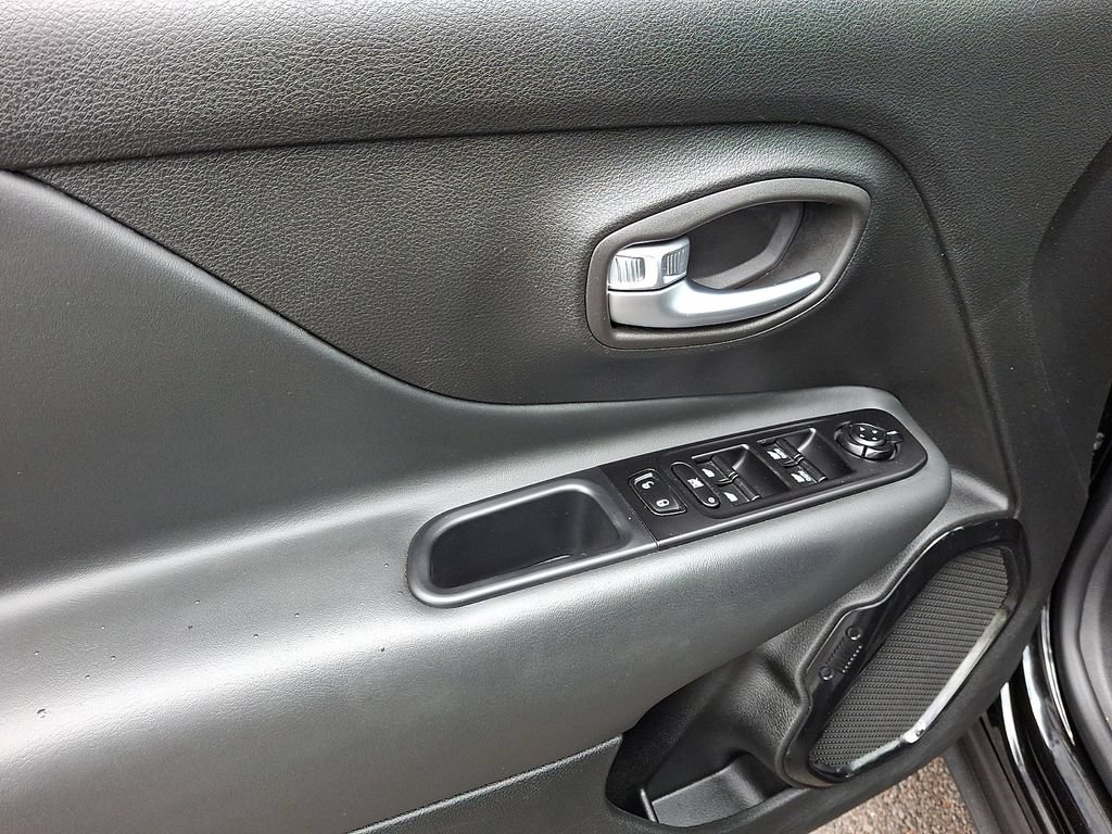 Used 2022 Jeep Renegade Latitude AWD/4WD image 13