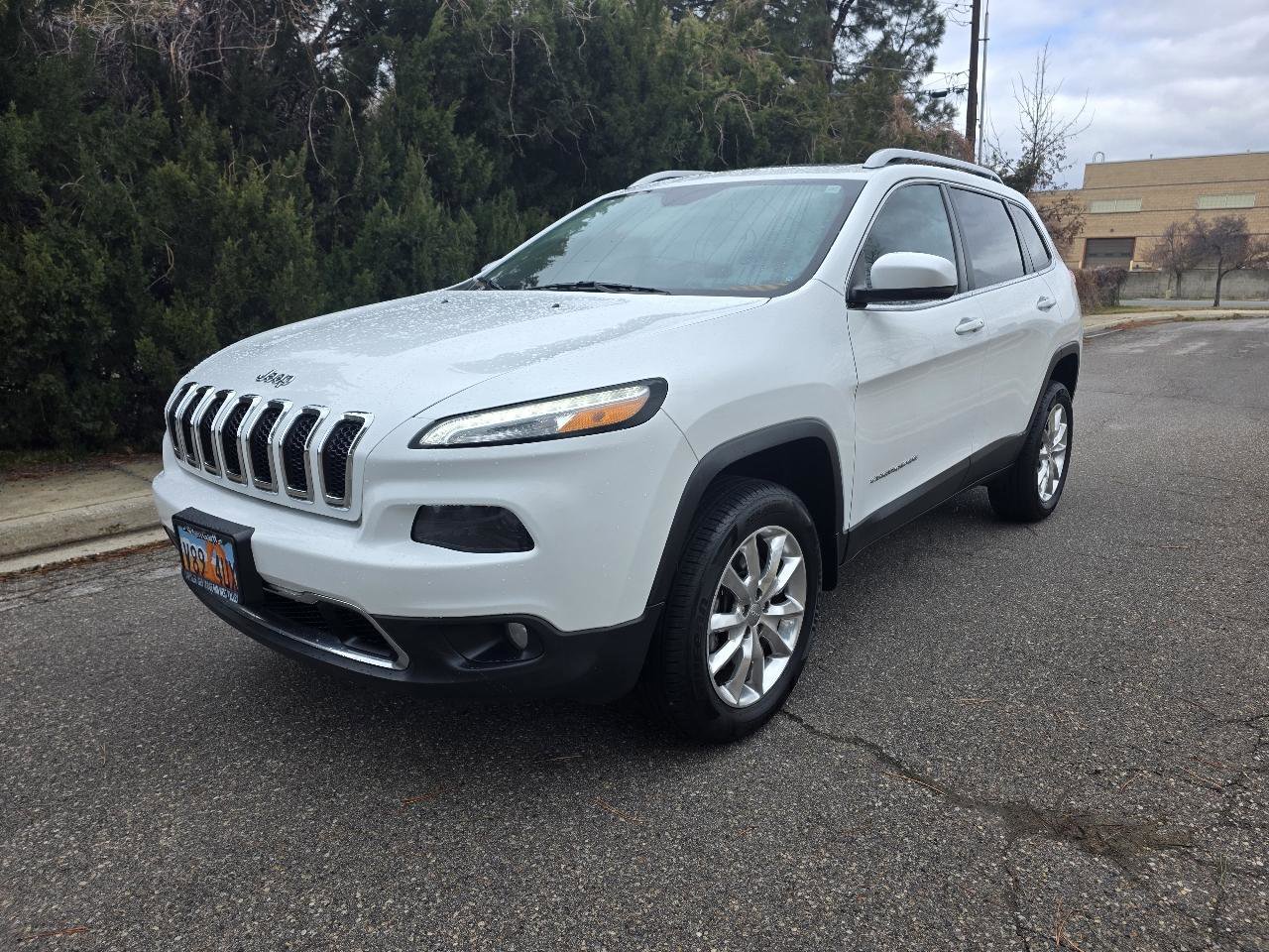 Used 2016 Jeep Cherokee Limited AWD/4WD image 3