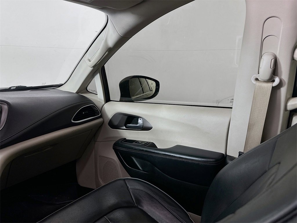 Used 2018 Chrysler Pacifica Limited image 24